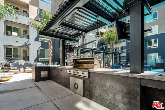 Building Photo - 435 W Los Feliz Rd