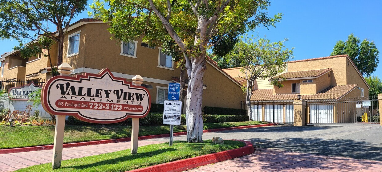 Comunidad cerrada - Valley View Apartments