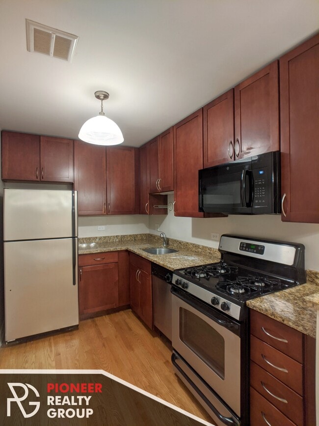 Building Photo - 630 W Wrightwood
