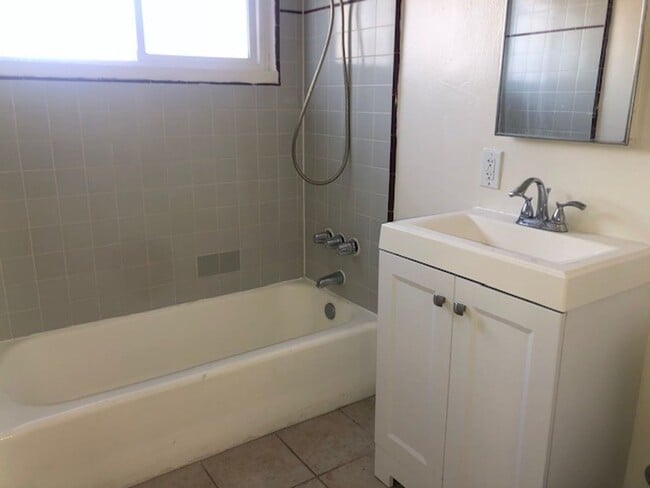 Building Photo - Spacious and bright  1bed/1bath