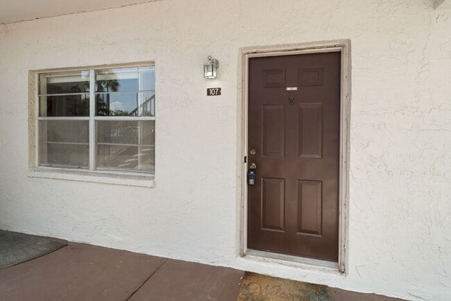 Building Photo - FURNISHED Condo For Rent in Tudor Cay!