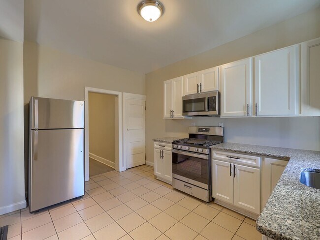 Foto del edificio - Newly Renovated 4 Bedroom Home with Parkin...