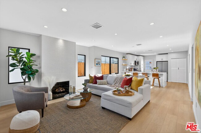 Foto del edificio - 2931 S Bronson Ave