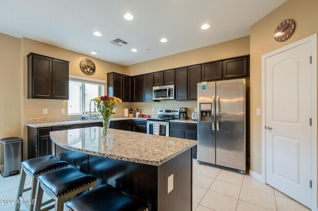 Foto del edificio - 240 W Juniper Ave