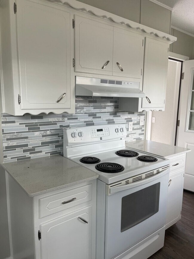 Foto del edificio - 3 bedroom PLUS floor plan! Newly Remodeled...
