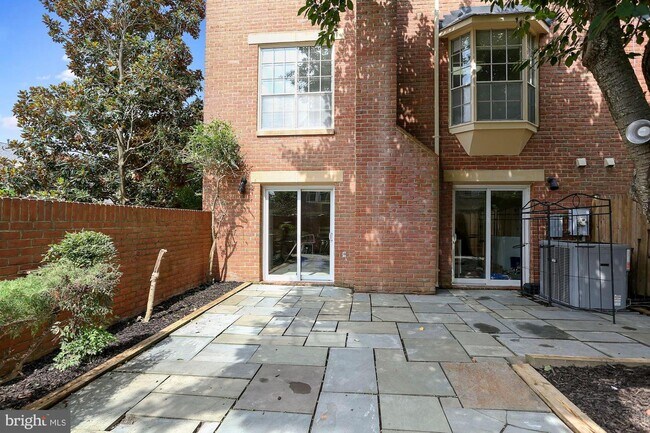 Foto del edificio - 1454 McLean Mews Ct