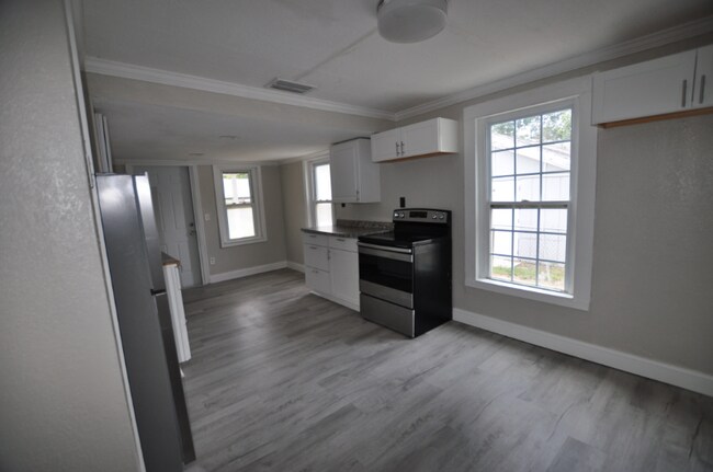 Building Photo - 914 23rd St W