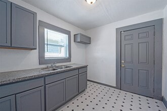 Building Photo - 2528 Campbell St