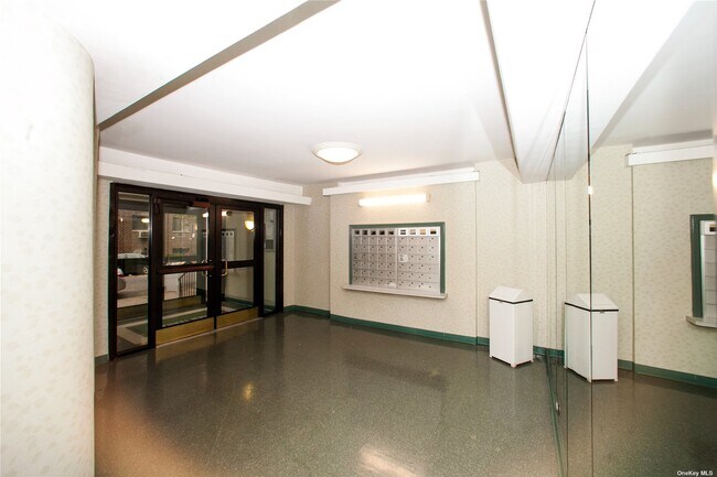 Foto del edificio - 98-33 64th Ave