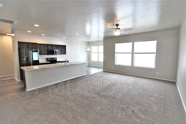 Foto del edificio - 973 S Rangipo Ave