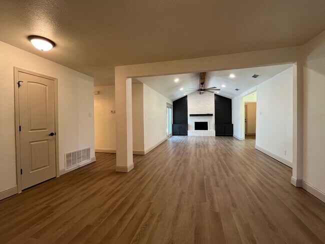 Foto del edificio - Club Estates Brick Home