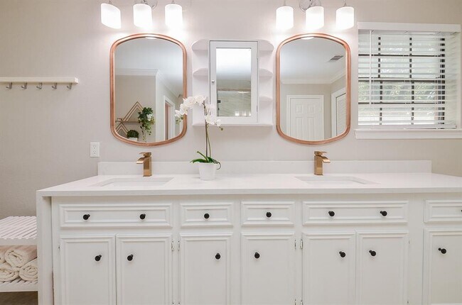 Foto del edificio - 5630 Fairdale Ln