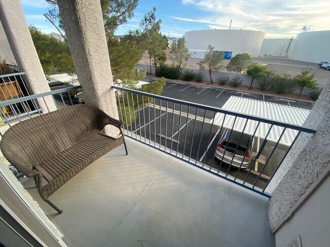 Foto del edificio - Modern 1/1 Condo with Balcony in Green Val...