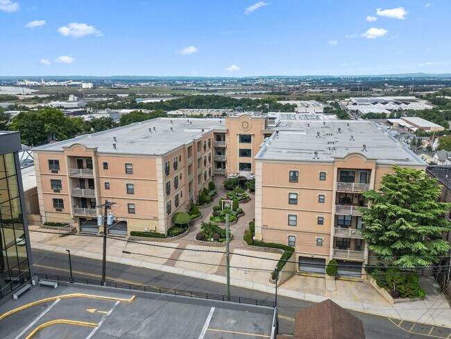 Building Photo - 8915 Bergenwood Ave