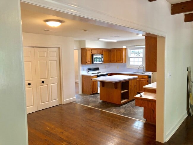 Building Photo - Walnut Hills