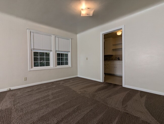 Building Photo - Nice 2 bed/1 bath located in the Whiteaker...