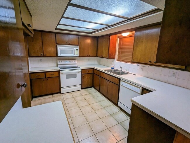 Building Photo - 2116 Oakvista Cir
