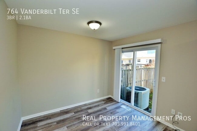 Building Photo - Beautifully Updated 3 Bedroom Townhouse in...