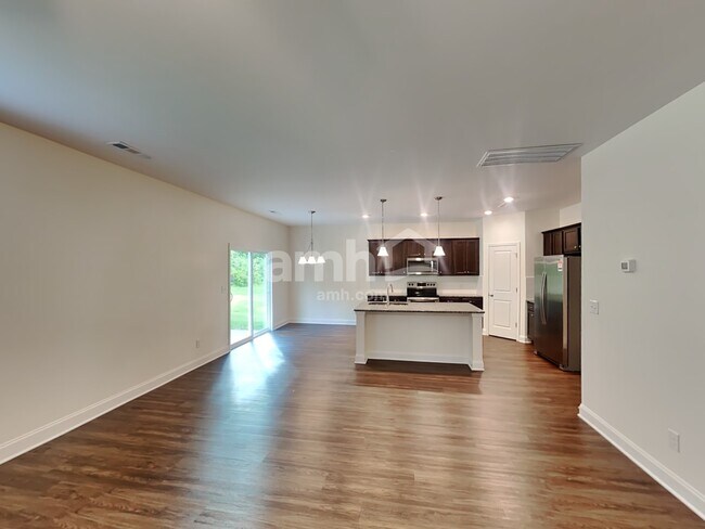 Foto del edificio - 428 Charity Ln