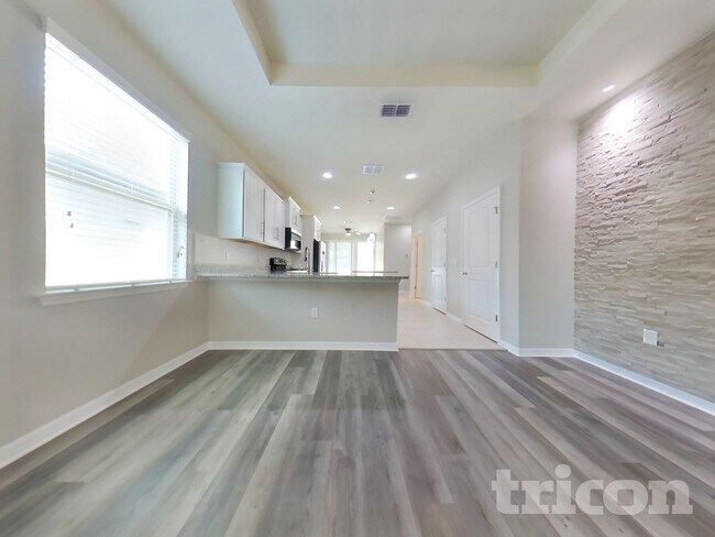 Building Photo - 2837 E Lake Pointe Dr