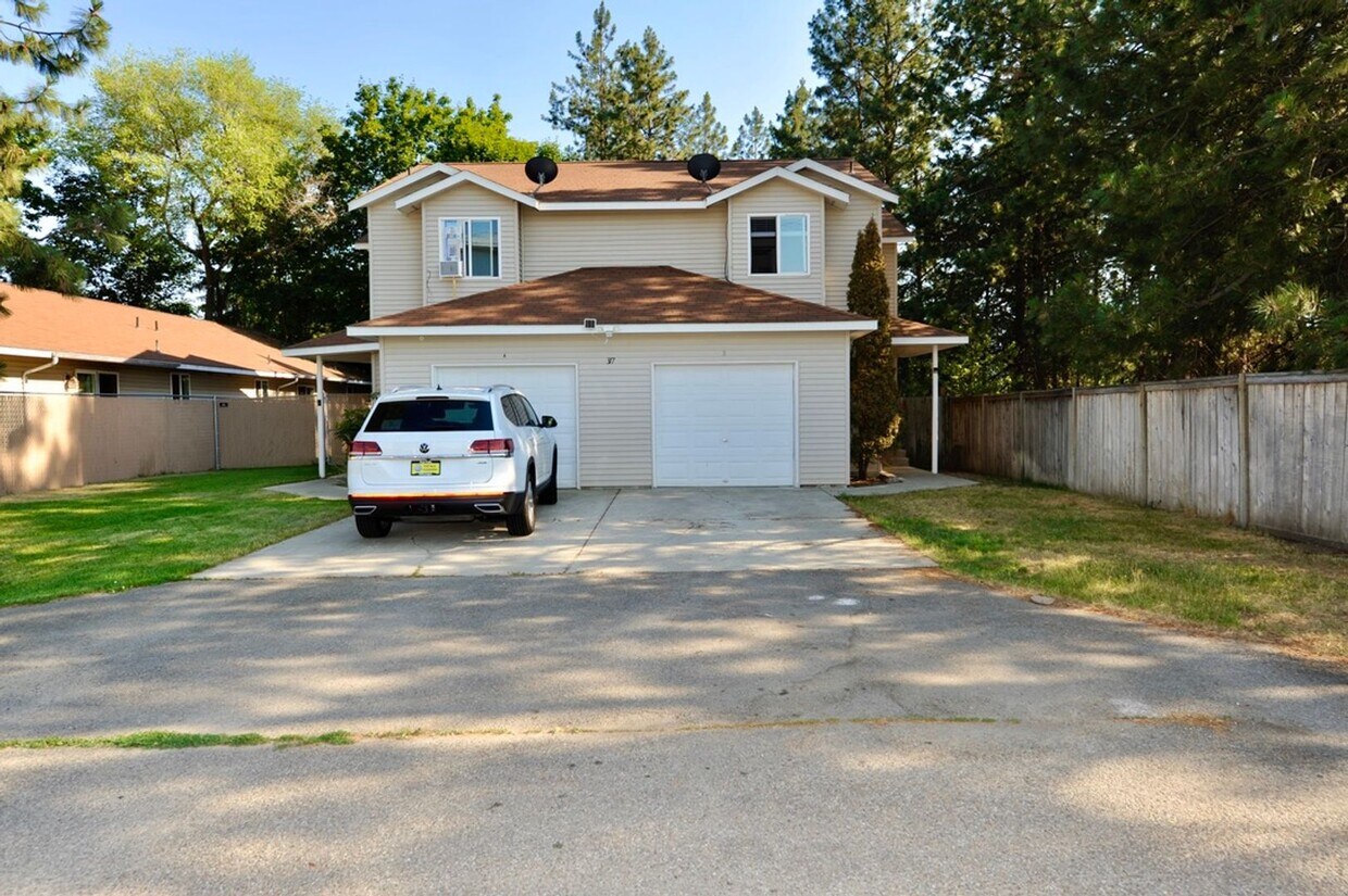 Foto principal - 3 bed 1.5 bath Duplex with fenced yard