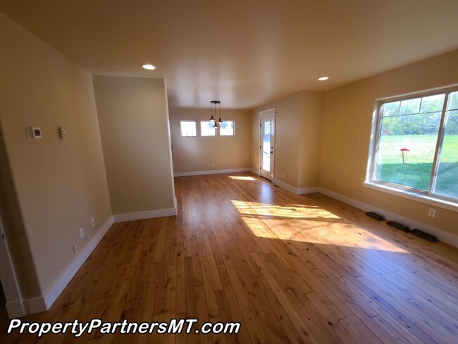 Building Photo - Beautiful 3 Bed 2.5 Bath Town house with A...