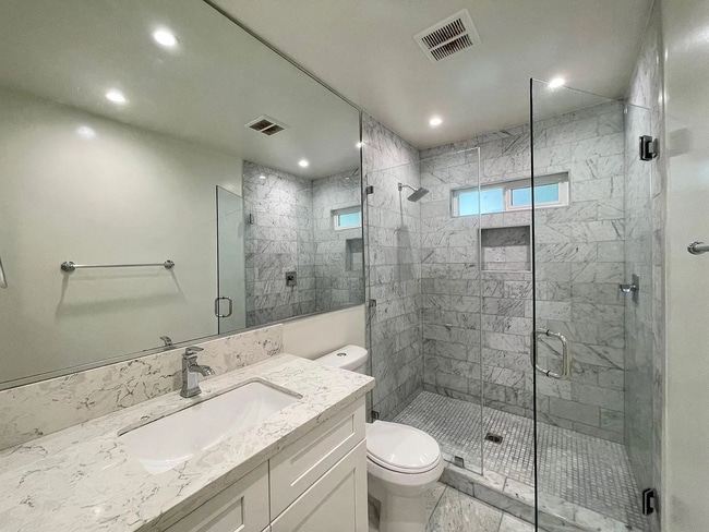 Building Photo - You will not want to miss out on this oppo...