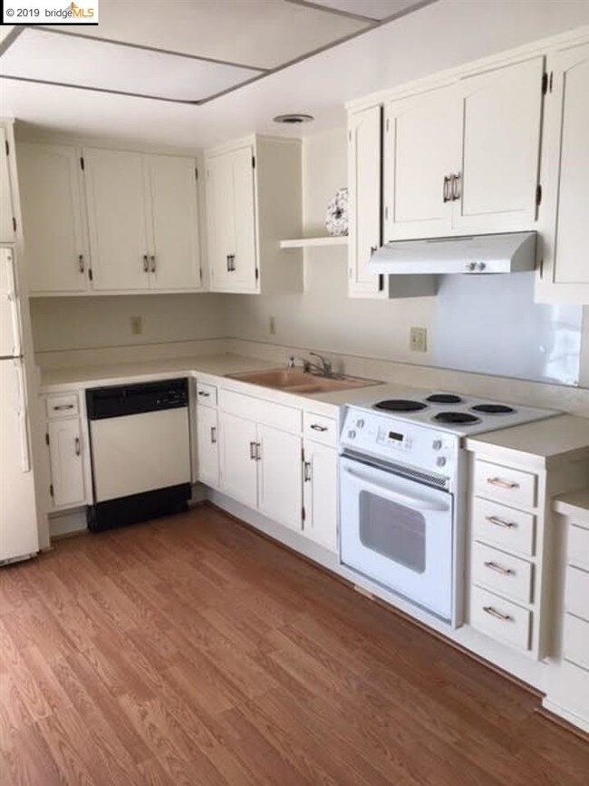 Building Photo - 2116 Pine Knoll Dr