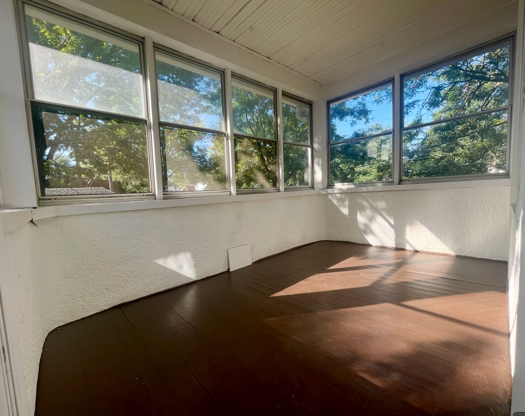Foto principal - 1036 Edmund Ave W