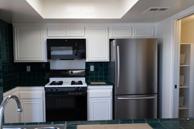 Building Photo - An Enchanted View Townhome