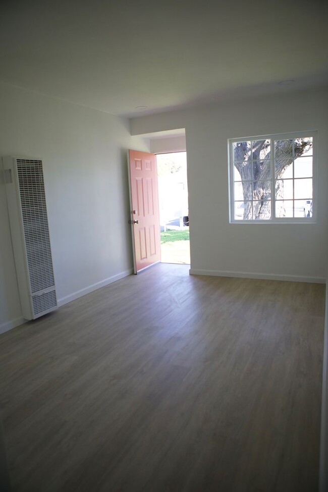 Building Photo - Newly remodeled house in a private locatio...