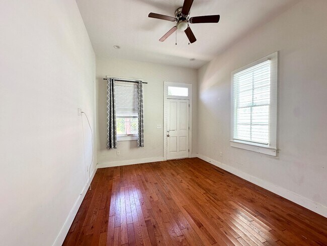 Foto del edificio - Beautiful! 1 Bedroom 1 Bath Duplex in Central City!