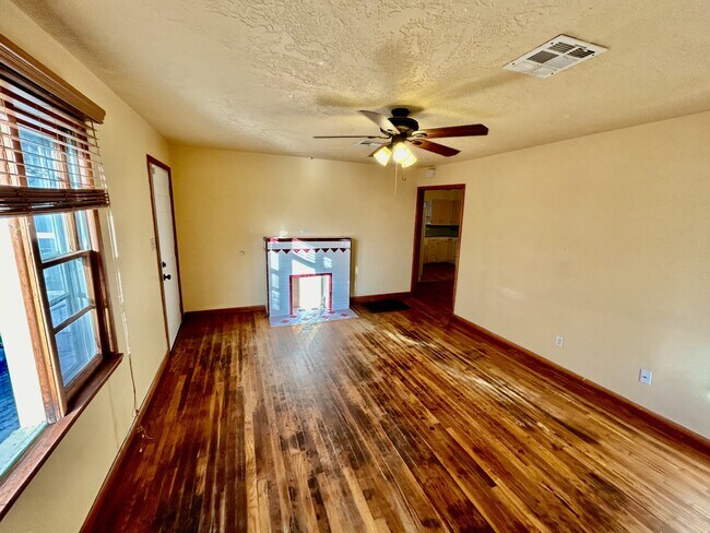 Foto del edificio - 428 W 8th St