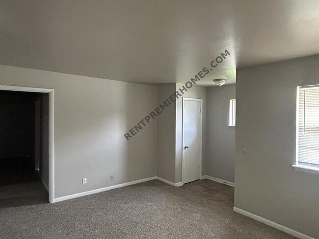 Building Photo - 307 W 4th St Owasso OK 74055
