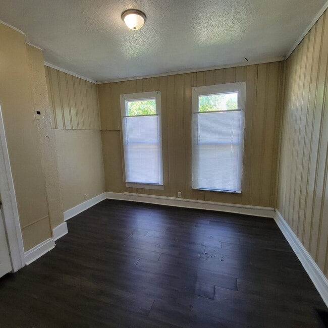 Foto del edificio - Near Westside 2BR House w/Attached Garage!