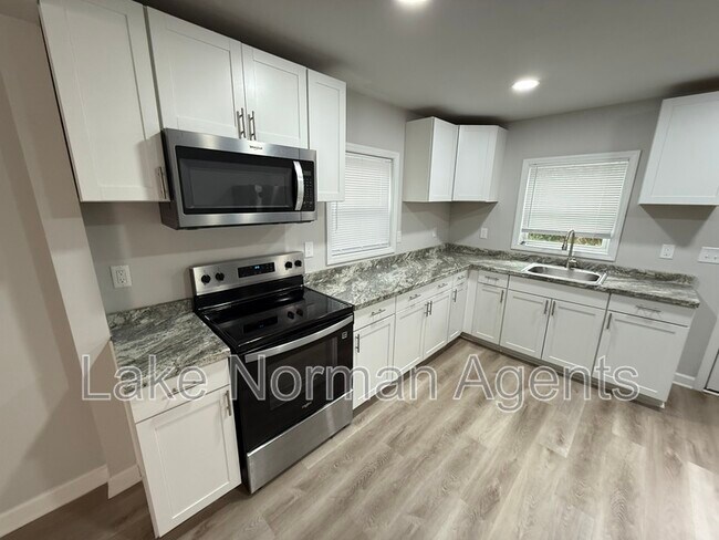 Building Photo - 705 N Main St