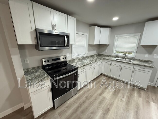 Building Photo - 707 N Main St