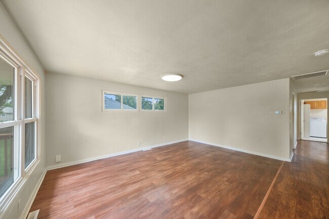 Building Photo - MAHOMET 2 BEDROOM, 1 BATHROOM NEWLY RENOVA...