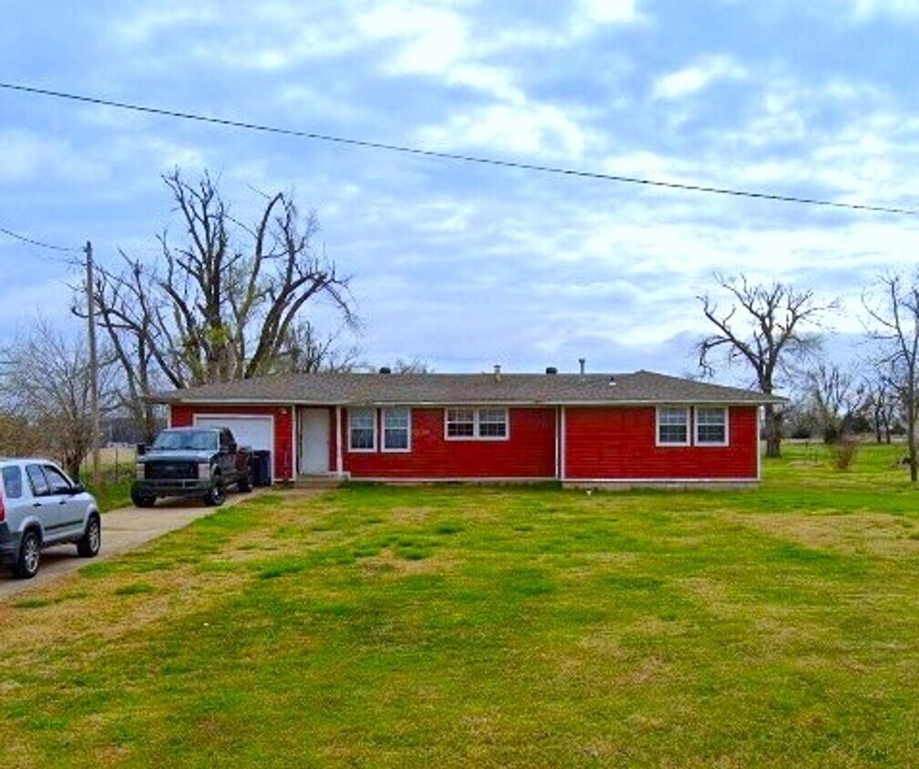 Foto principal - Welcome to this charming 3 bedroom, 1.5 ba...