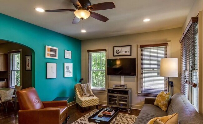Foto del edificio - Cute 3 bed w/bonus space. Fenced yard. Loc...