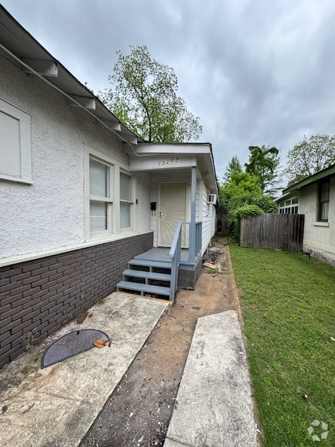 Building Photo - 1320 Faxon Ave