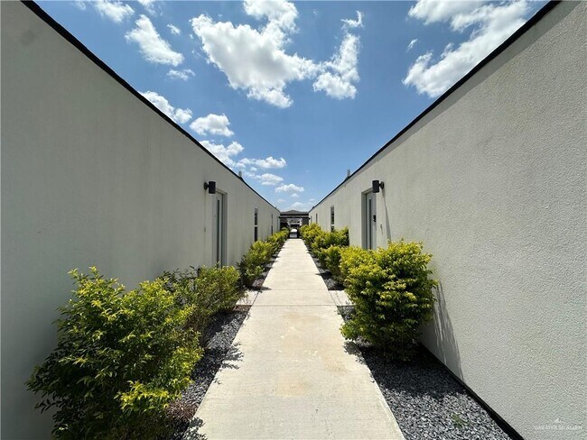 Foto del edificio - 1308 E Iris Ave