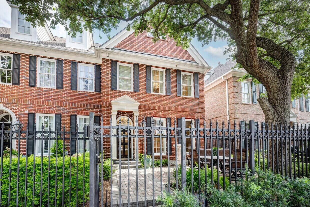 Foto principal - 5124 Chevy Chase Dr