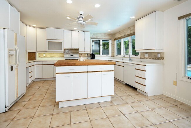 Building Photo - Spacious Single-level Home with a Pool!