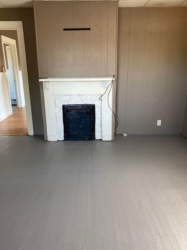 Building Photo - 2 Bed 1 Bath Home Close to Downtown Anderson