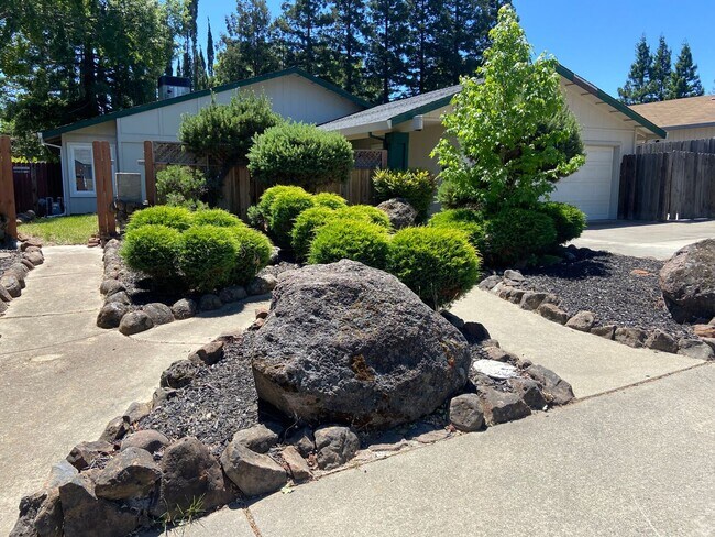 Building Photo - Cool Pool! 3 bdrm, 2 bath