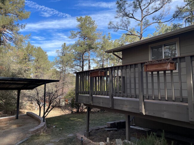 Building Photo - APPLY NOW - 1120 Oak Ln