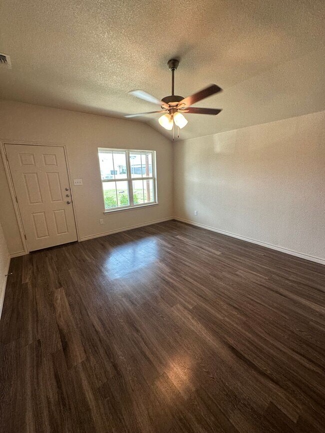 Building Photo - 3 Bedroom / 2 bathroom