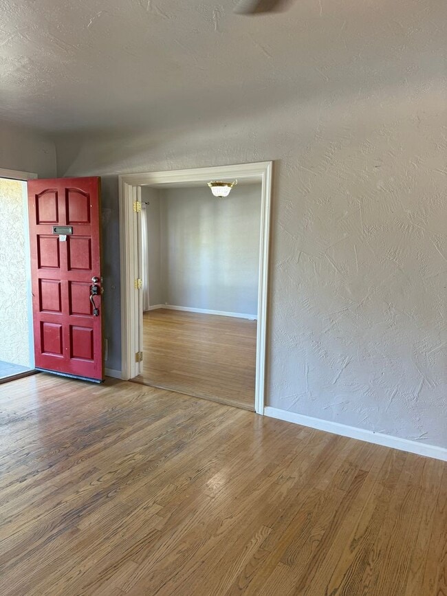 Building Photo - 3-bedroom, 2-bathroom home located in the desirable Garden Tract Subdivision