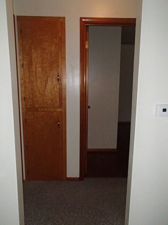 Building Photo - 2 Bedroom, 1 Bathroom Duplex w/ Central Air!